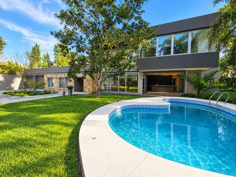 Casa 5 ambientes con parque y pileta- Ituzaingo Norte