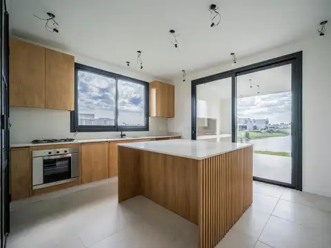 Casa en Venta con 3 cocheras