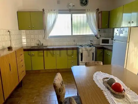 Alquiler de Casa de 4 Dormitorios con pileta en Villa Elisa, La Plata