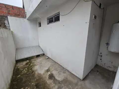 Monoambiente con patio en alquiler en Villa La Florida
