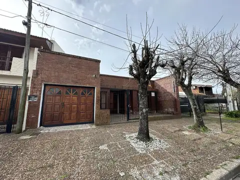 Casa en Venta de 6 ambientes. Patio con pileta, galería y parrilla. Lavadero. Centro Campana