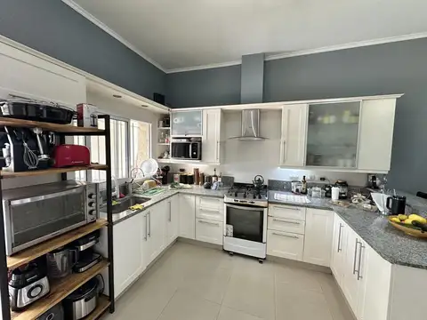 Casa en Venta de 6 ambientes. Patio con pileta, galería y parrilla. Lavadero. Centro Campana