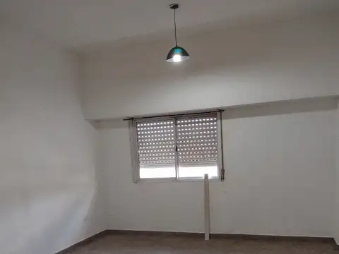 Depto Tipo Casa en Alquiler en Lanus, $ 300.000
