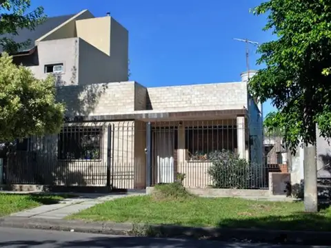 CASA 3 AMB EN VENTA EN JOSE MARMOL A REFACCIONAR