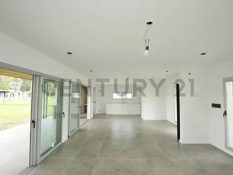 Casa en Alquiler con 3 cocheras