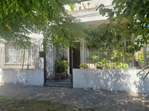 VENTA CASA MAS DEPAR,JARDI COCHERA LOMAS DE ZAMORA