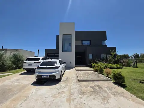 Casa 5 ambientes con 3 baños