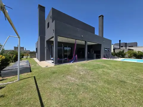 Venta Casa  5 ambientes con pileta en Barrio Santa Isabel 2