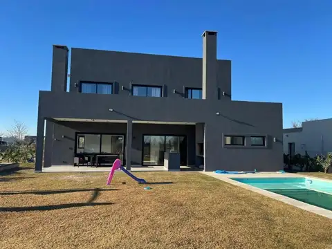 Venta Casa  5 ambientes con pileta en Barrio Santa Isabel 2