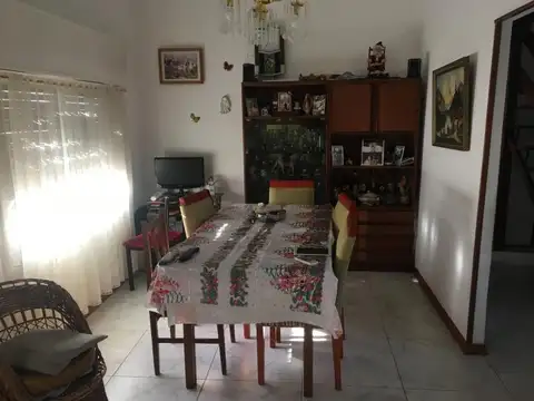Casa en lote propio de 8.66 x43, con cuatro departamentos totalmente independientes.