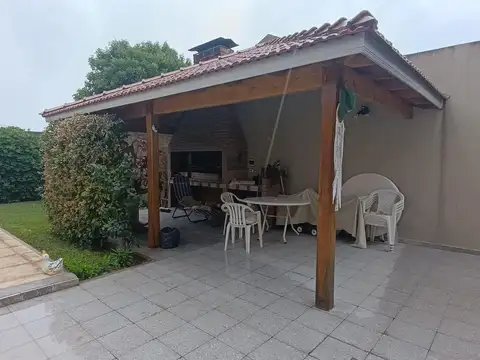 Casa 6 ambientes con 2 baños