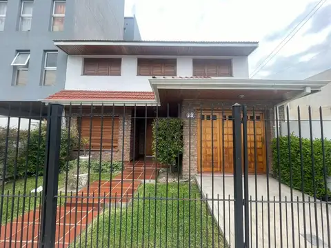 Casa 6 ambientes con 2 baños