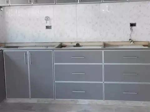 Casa en venta - 4 Dormitorios 3 Baños - 900Mts2 - Villa Luzuriaga