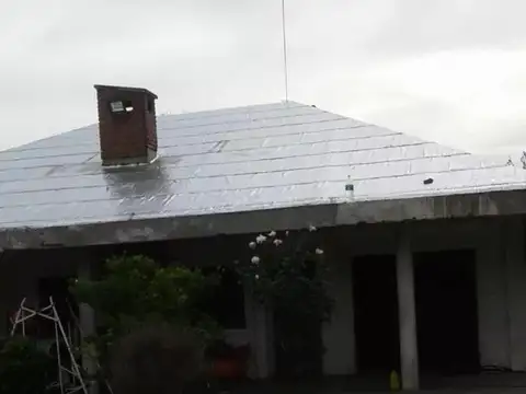 Casa en venta - 4 Dormitorios 3 Baños - 900Mts2 - Villa Luzuriaga