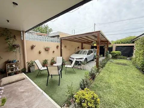 Casa 4 ambientes con 2 baños