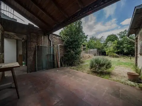 Casa, cocheras, taller y amplio jardìn de fondos