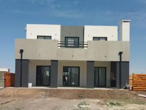 Casa Venta   Pilar del este  Santa Elisa  3 dormitorios lote bien central en dos plantas seguridad g