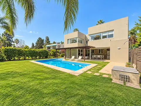 Casa en venta de 5 dormitorios con pileta en Funes Hills San Marino