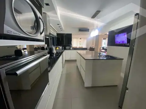 Casa 6 ambientes con 4 baños