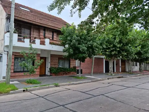 *CHALET EN 3 PLANTAS, SOBRE LOTE DE 10 X 10 Y 11 X 25 *FONDO LIBRE CON PISCINA Y AMPLIO QUINCHO 