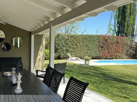 Casa 5 ambientes con 4 baños