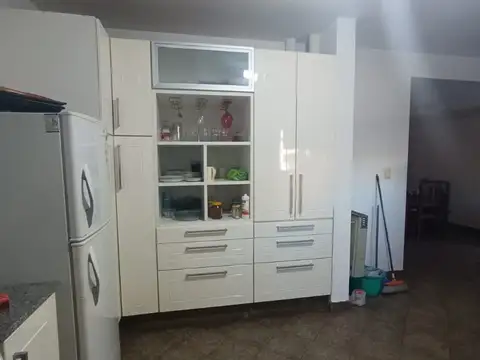 Casa 7 ambientes con 2 baños