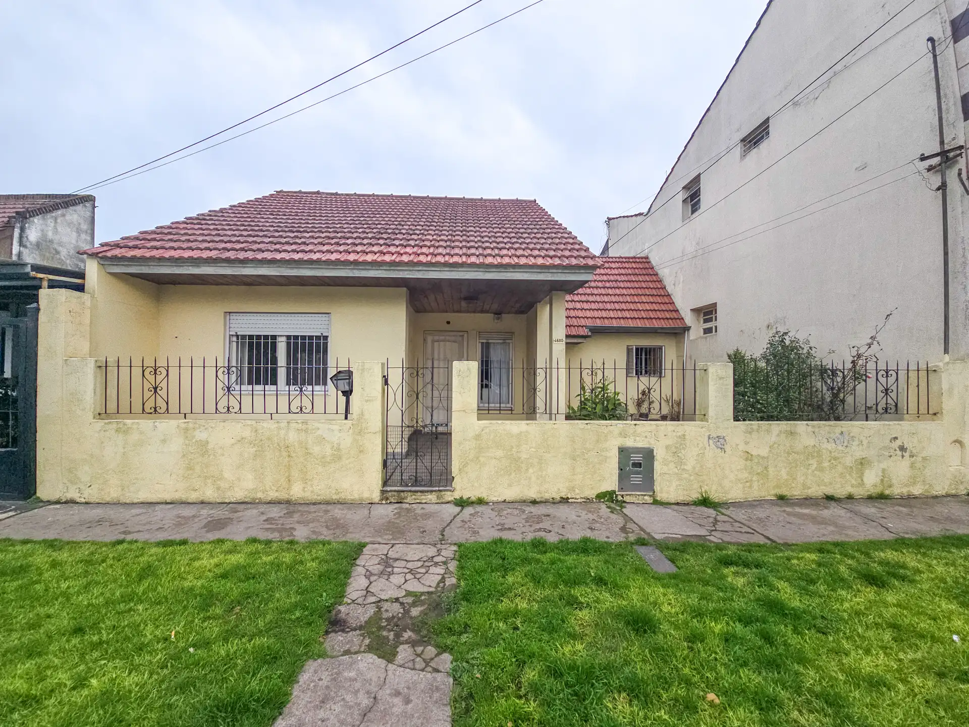Chalet 3 amb. con dependencia y patio. Apto crédito- Rosales y Cerrito