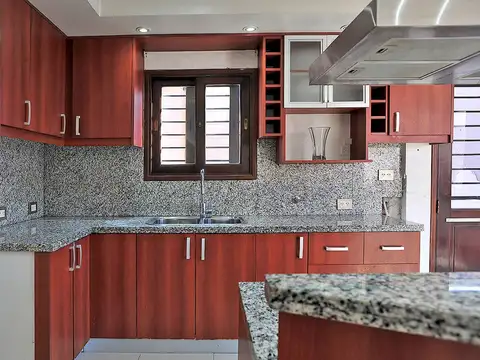 VENTA CASA 7 AMB - COCHERA,JARDIN Y QUINCHO