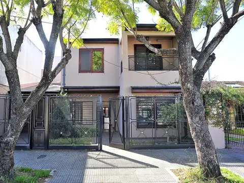 VENTA CASA 7 AMB - COCHERA,JARDIN Y QUINCHO