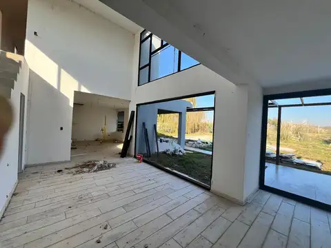 Casa en Venta con 4 cocheras