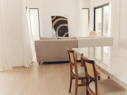 Casa en La Alameda, con jardin, pileta y parrilla.