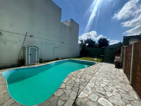 VENTA CASA 3 AMB TEMPERLEY PILETA COCHERA JARDIN