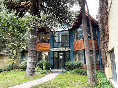 Lote con buena factibilidad para desarrollo c/ oficinas actualmente construidas.