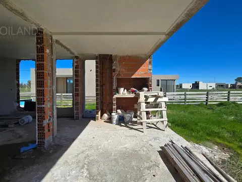 OPORTUNIDAD  - CASA EN OBRA CON PLANOS APROBADOS EN BARRIO PRIVADO FINCAS JOVEN