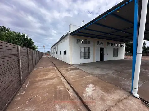 Acceso a La Adela 100