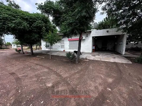 Salón en venta de 220m2 + 2has + 2 deptos en La Adela - La Pampa