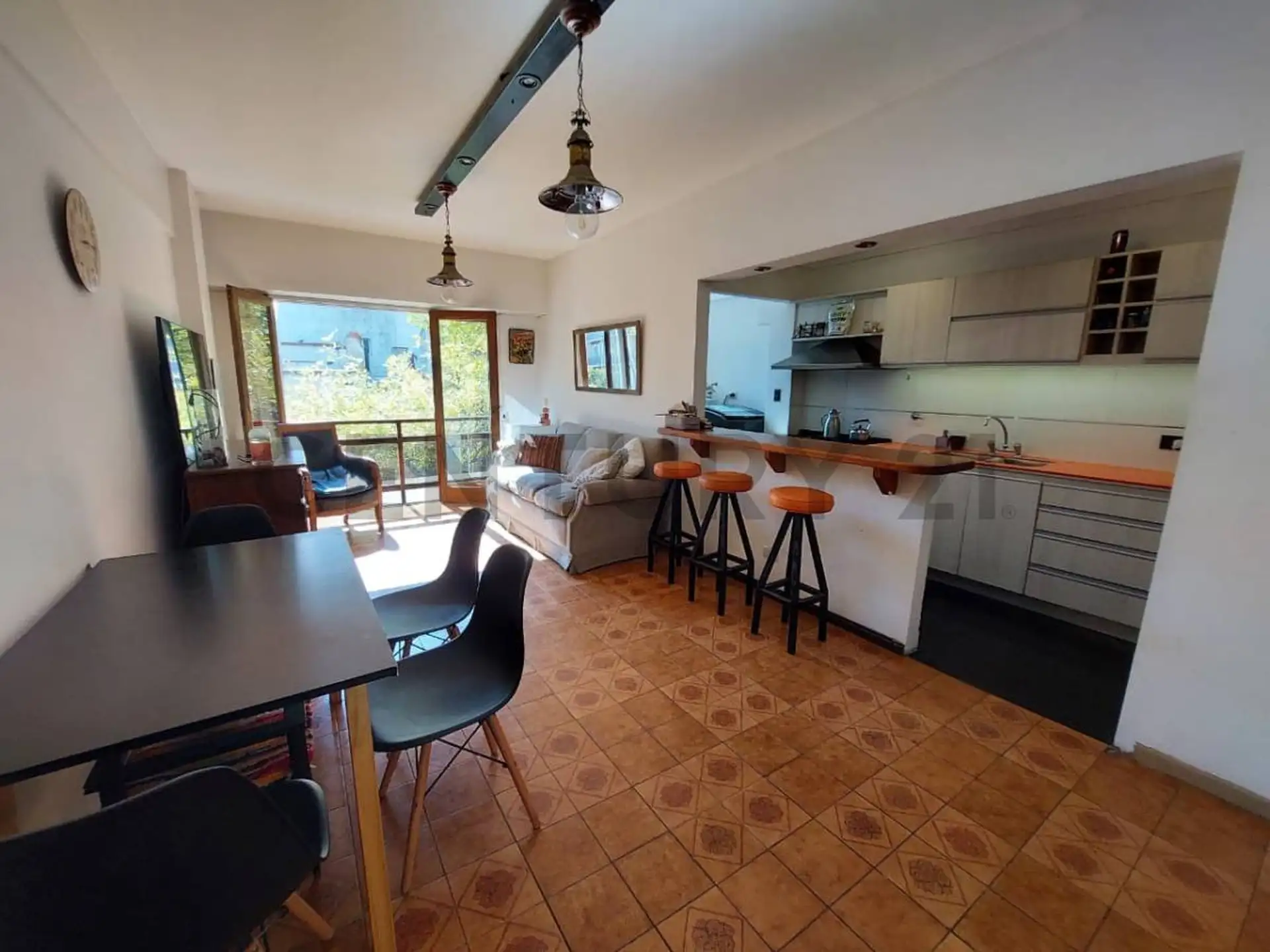 Venta departamento 4 ambientes al frente c/ balcón saliente y baulera. Zona La Perla