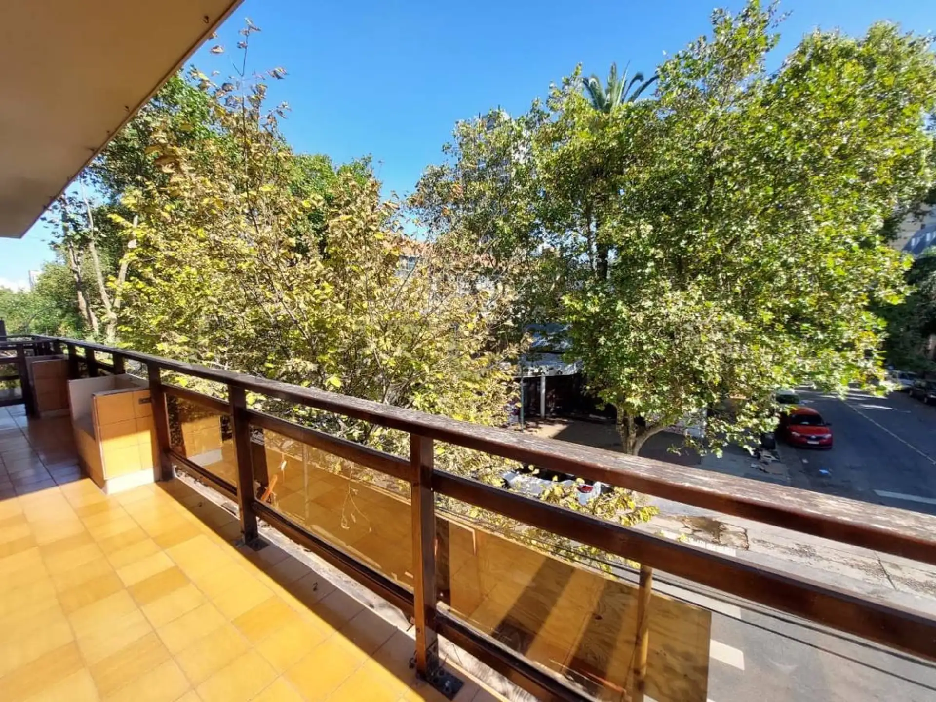 Venta departamento 4 ambientes al frente c/ balcón saliente y baulera. Zona La Perla