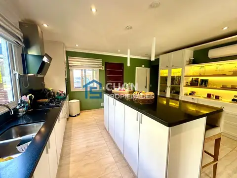 Casa 6 ambientes con 4 baños