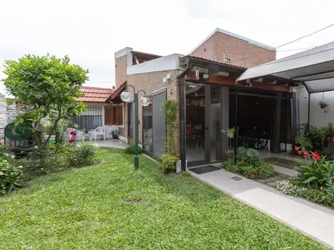 CASA DE 2/3 DORMITORIOS CON COCHERA EN VENTA