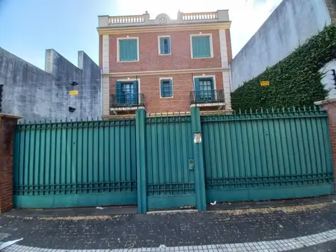 Venta Casa 4 ambientes con jardin, piscina y cochera para 3 autos en Villa Devoto