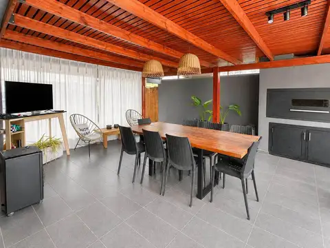 Casa 5 ambientes con 3 baños