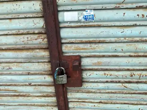Local Depósito Con Persiana Ciega Y Puerta De Escape