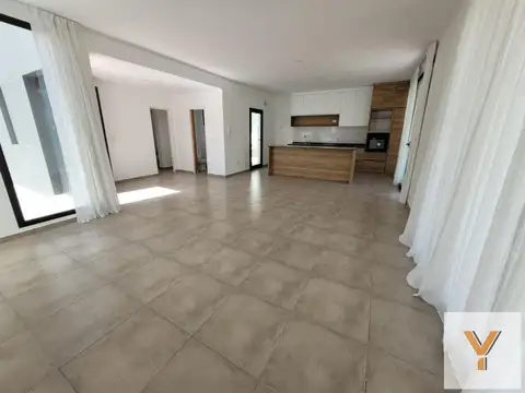 Casa 3 ambientes con 2 baños