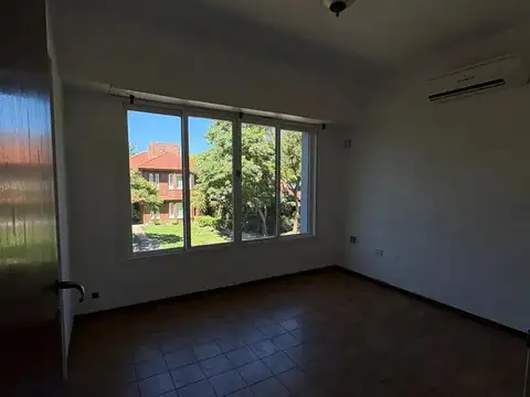 Casa en Alquiler con 2 cocheras