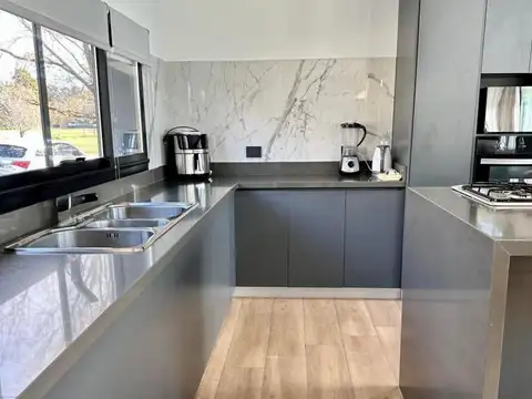 Casa 5 ambientes con 4 baños