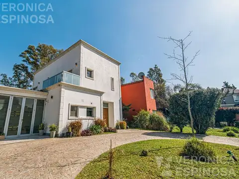 Casa en venta de cinco ambientes en Barrio Cerrado Haras Maria Elena