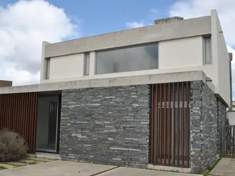 Nev. Hermosa Casa Interna Con Excelente Orientacion En El Canton - Norte