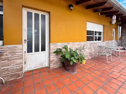Casa 5 ambientes con 2 baños