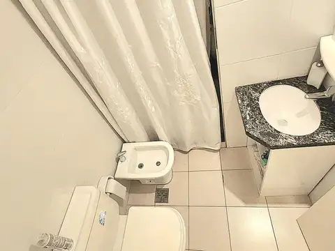 Oficina FRENTE Lourdes NUEVA. 3 Privado. Patio.